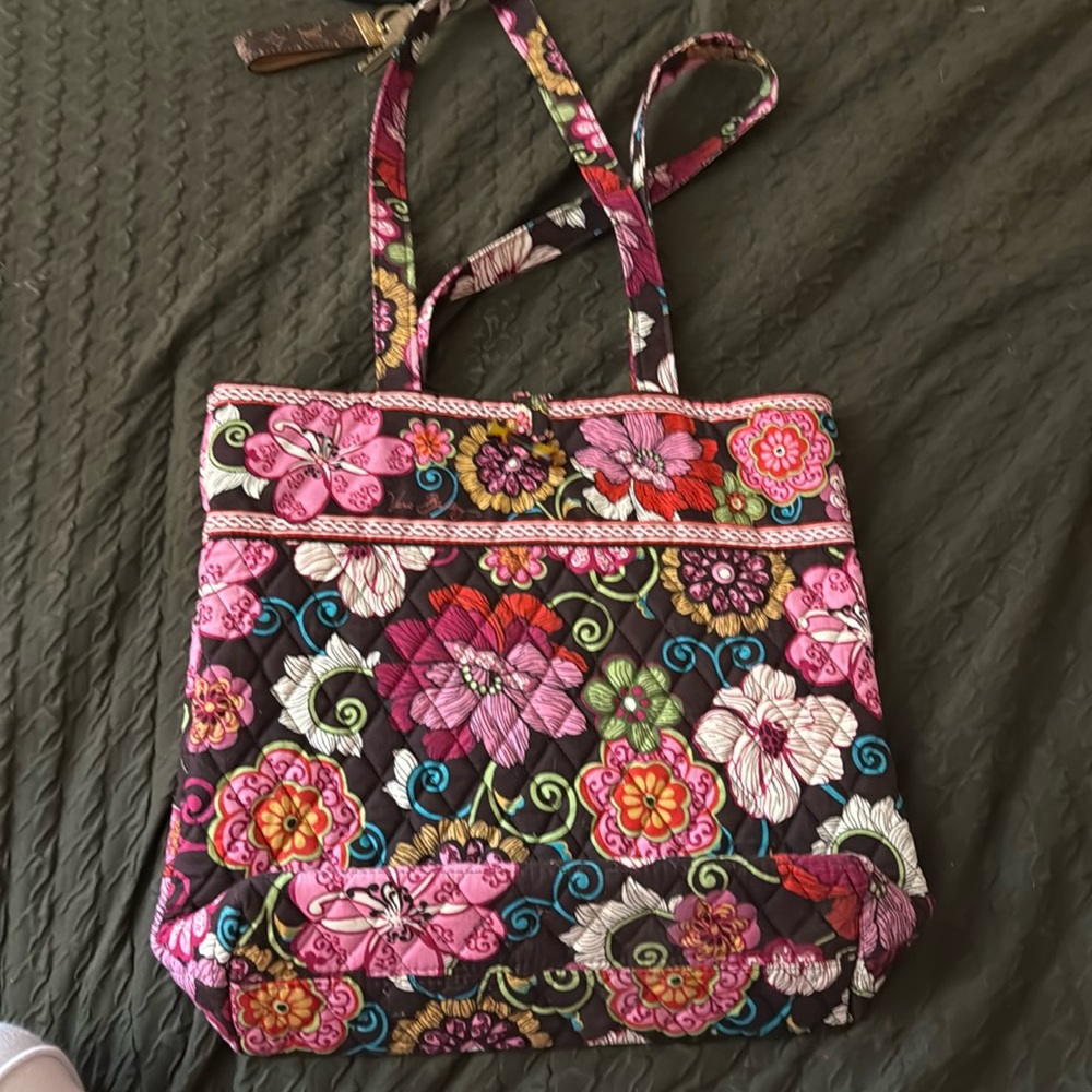 LIKE NEW VERA BRADLEY TOTE WITH CUTE CLOSURE!💕